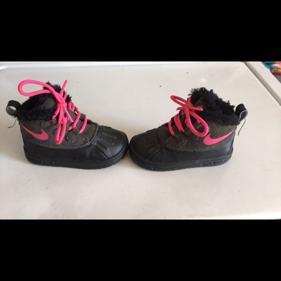 Toddler Nike Chukka boots - Picture 2 of 5